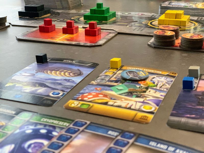 Joueurs autour d'une table de jeu de société pendant une séance de l'association