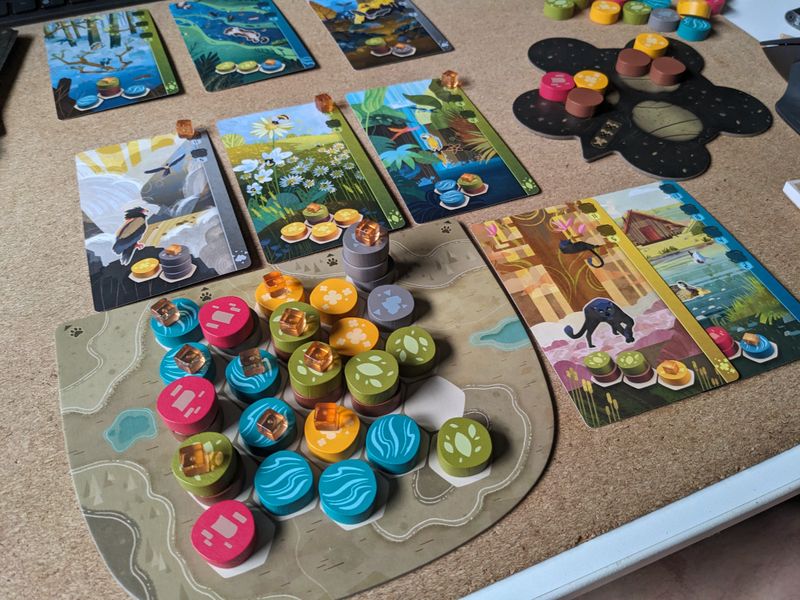 Joueurs réunis autour d'un jeu de société lors d'une séance de l'association